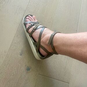 Woman’s Merrell olive green leather sandals. Size 11.